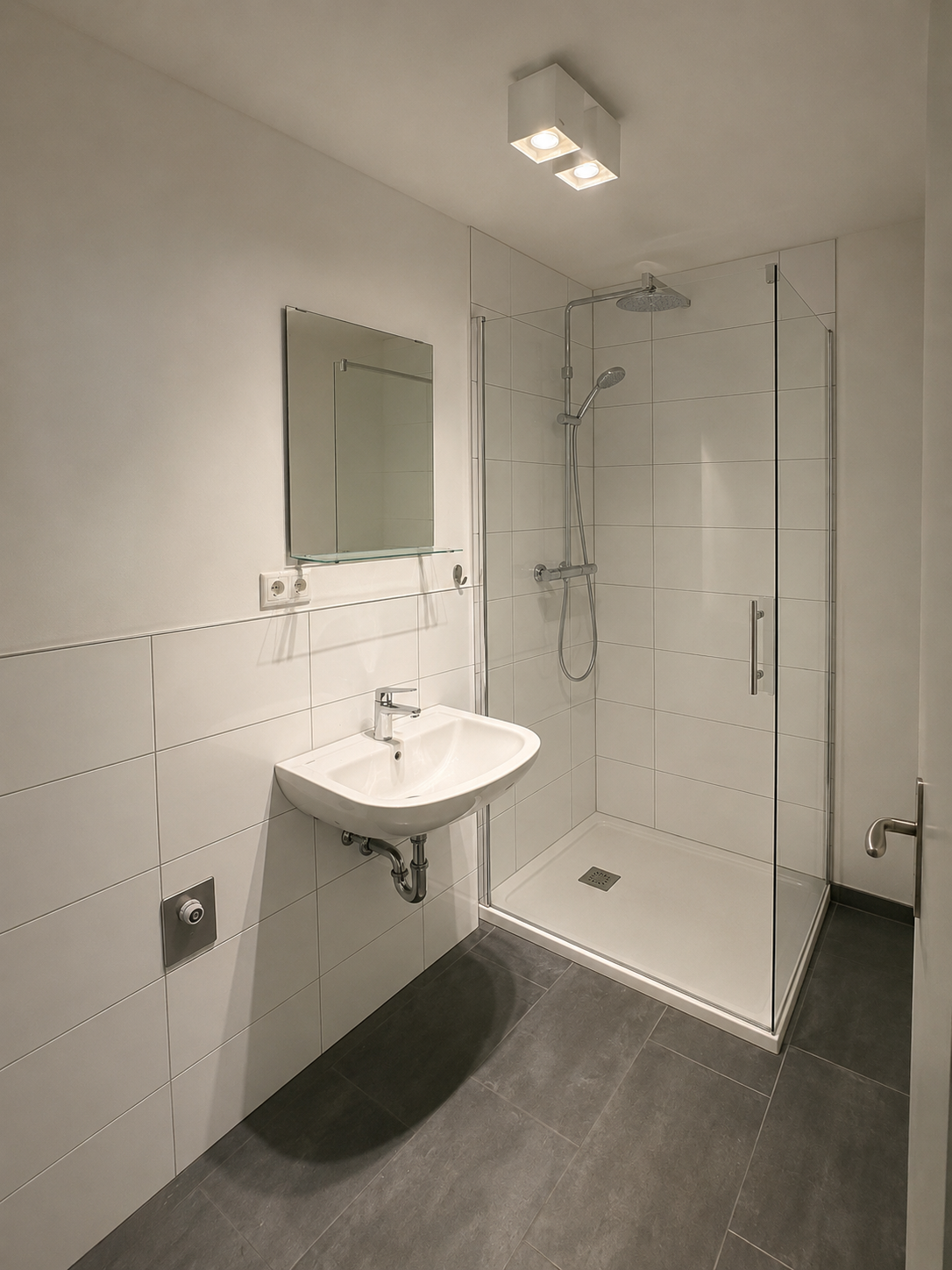 Modernes Bad mit großer Dusche